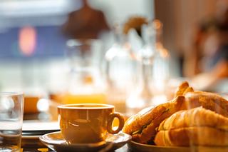 Petit-déjeuner en chambre d'hôtes, du pain frais aux options chaudes